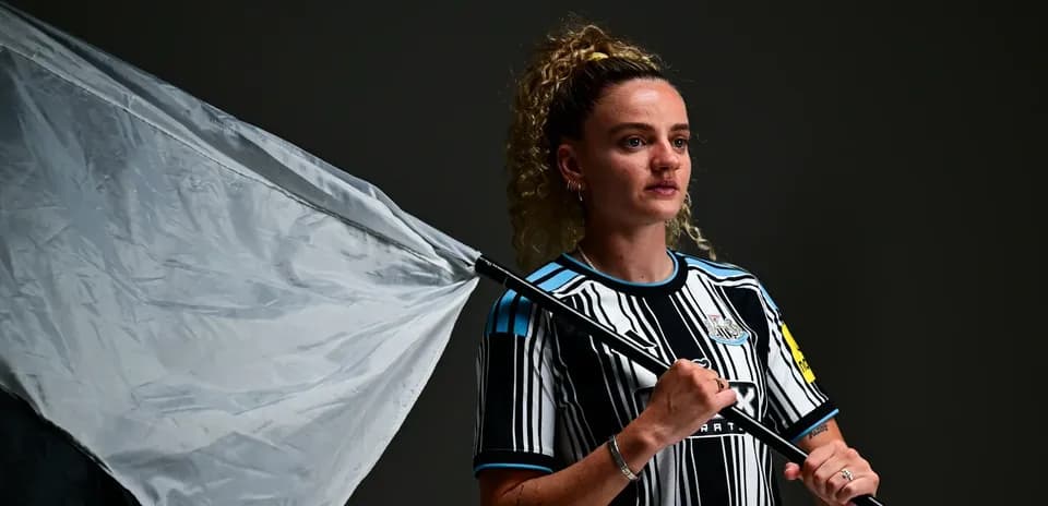 Jugadora con bandera en camiseta del Newcastle Jugadora con bandera en camiseta del Newcastle