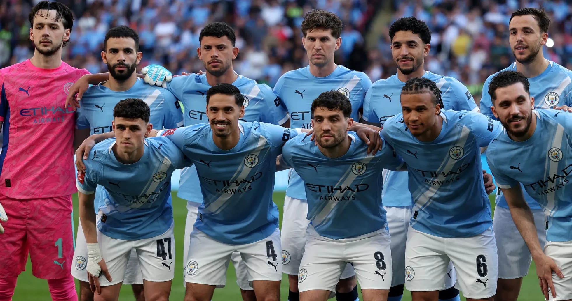 Equipo de Manchester City posando para fotografía oficial Equipo de Manchester City posando para fotografía oficial