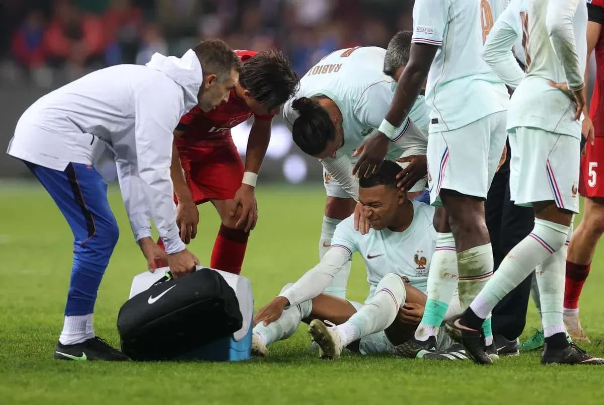 Jugador de Francia siendo atendido por su equipo médico Jugador de Francia siendo atendido por su equipo médico