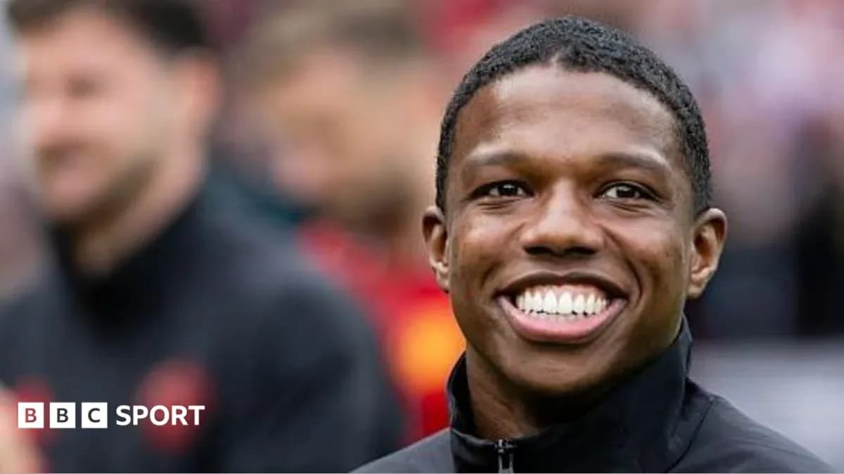 Jugador sonriendo en el campo antes del partido Jugador sonriendo en el campo antes del partido