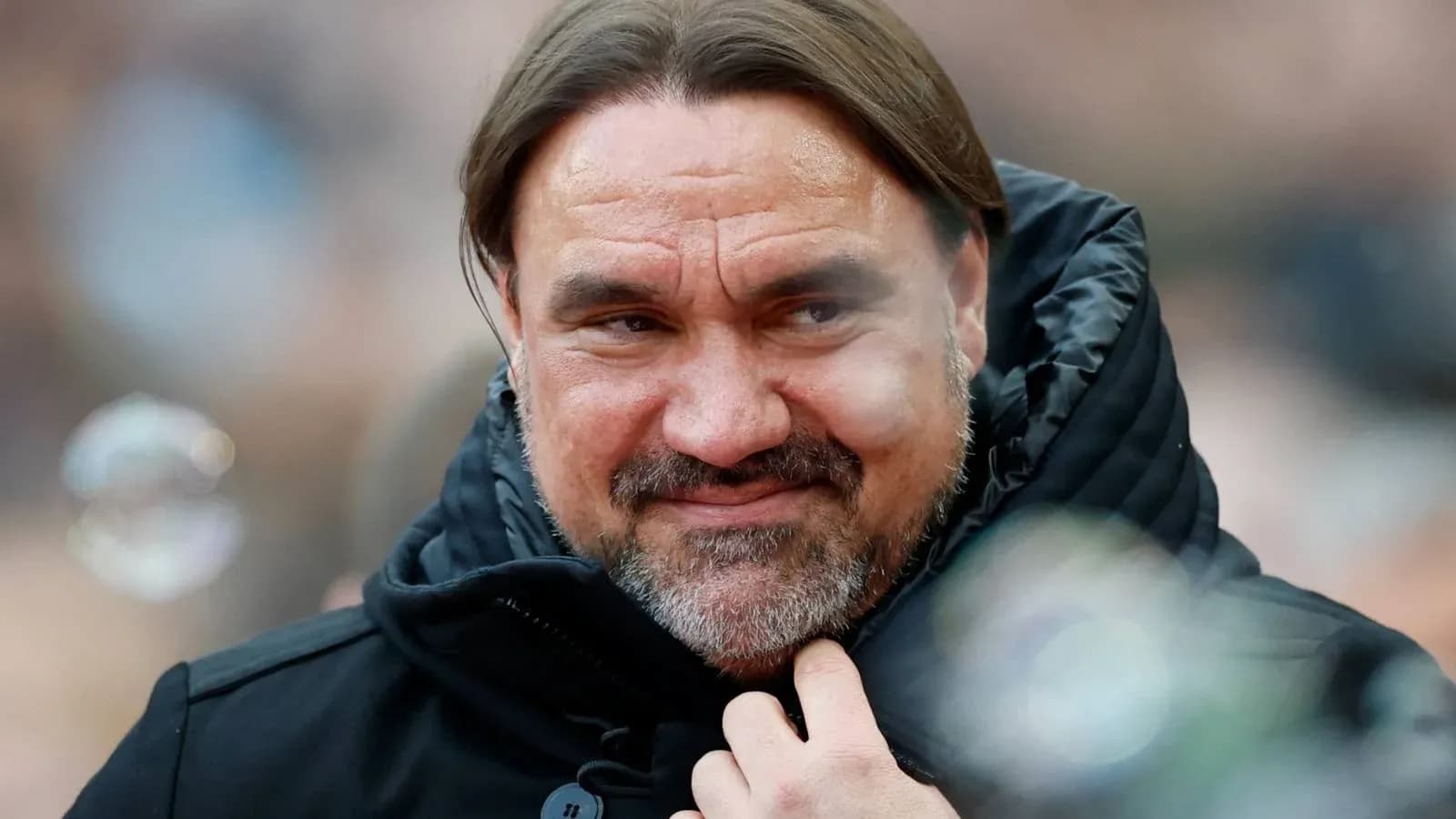 Entrenador sonriendo durante un partido de fútbol Entrenador sonriendo durante un partido de fútbol