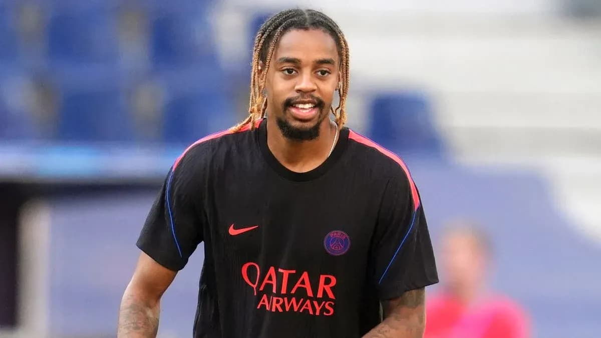 Jugador del PSG entrenando antes de un partido Jugador del PSG entrenando antes de un partido