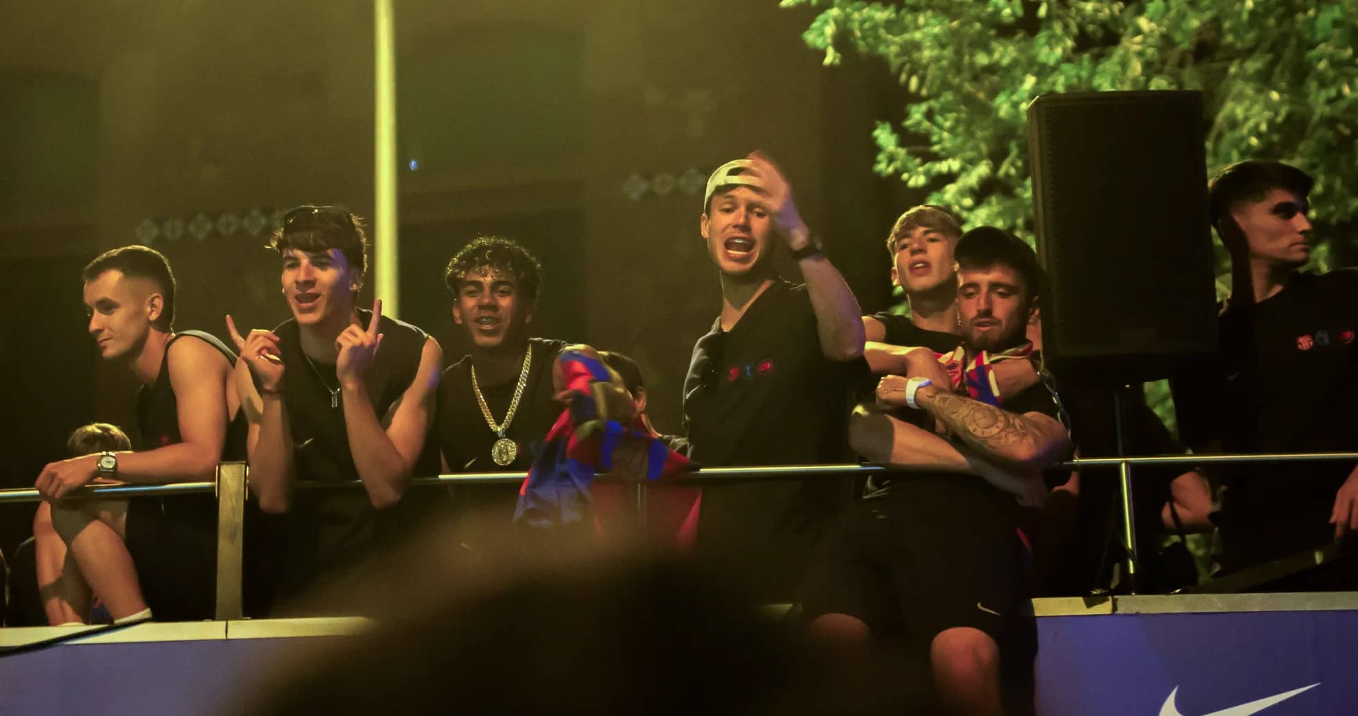 Grupo de aficionados celebrando en una fiesta Grupo de aficionados celebrando en una fiesta