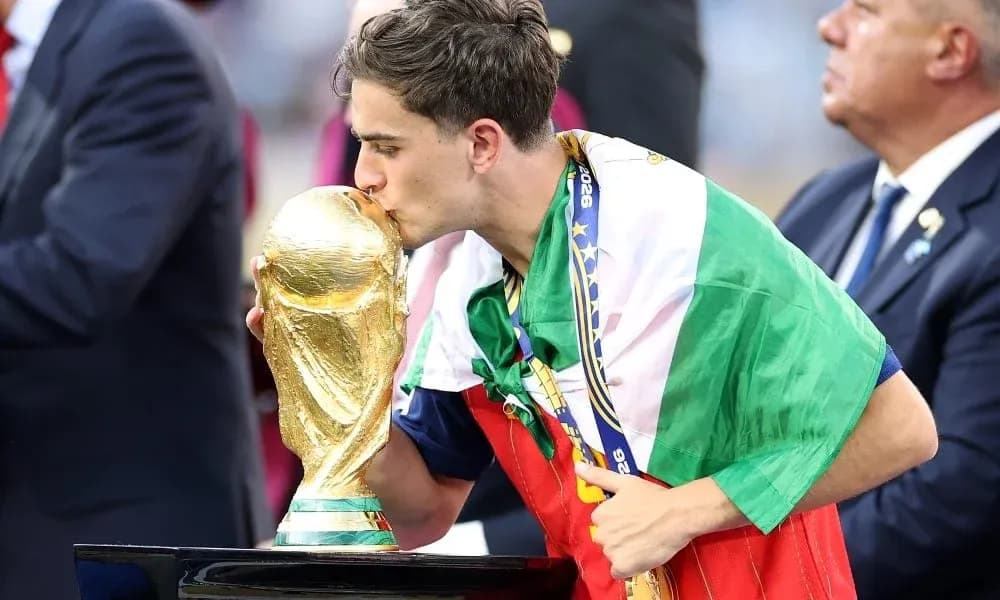 Jugador besando la Copa del Mundo con bandera Jugador besando la Copa del Mundo con bandera