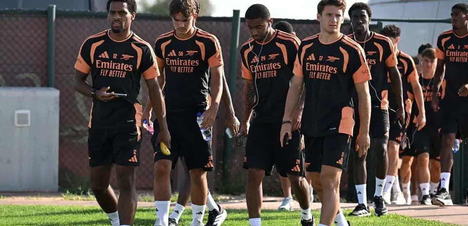 Jugadores de Arsenal caminando hacia el entrenamiento Jugadores de Arsenal caminando hacia el entrenamiento