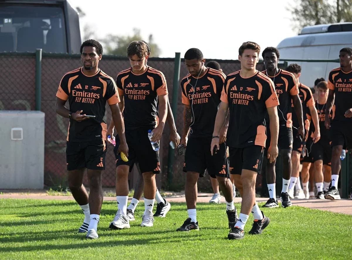 Jugadores de Arsenal caminando hacia el entrenamiento Jugadores de Arsenal caminando hacia el entrenamiento
