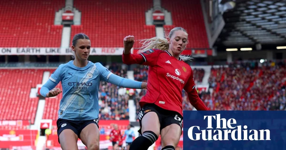 Jugadoras de Manchester City y Manchester United compiten por el balón Jugadoras de Manchester City y Manchester United compiten por el balón