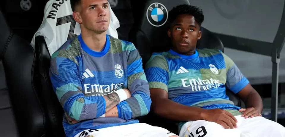 Jugadores de Real Madrid en el banquillo durante partido Jugadores de Real Madrid en el banquillo durante partido