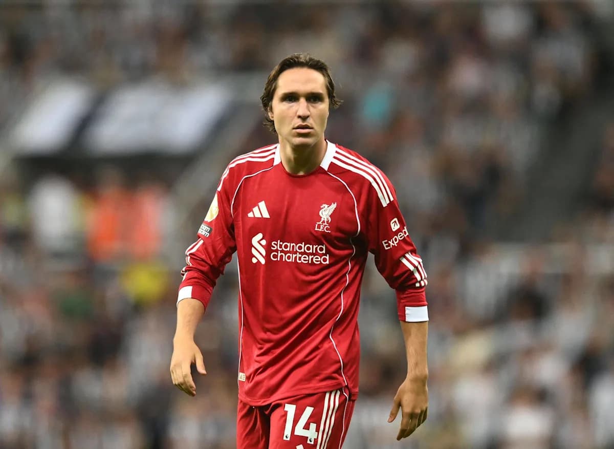 Jugador de Liverpool en uniforme rojo en el campo Jugador de Liverpool en uniforme rojo en el campo