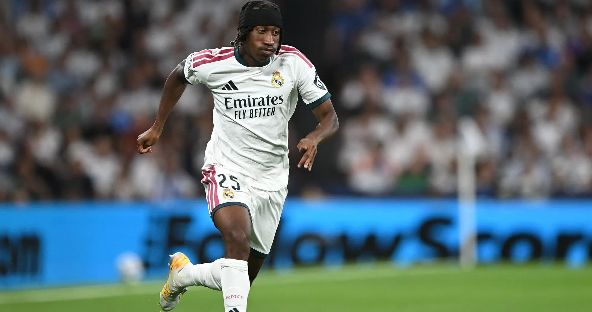Jugador de Real Madrid corriendo durante un partido Jugador de Real Madrid corriendo durante un partido