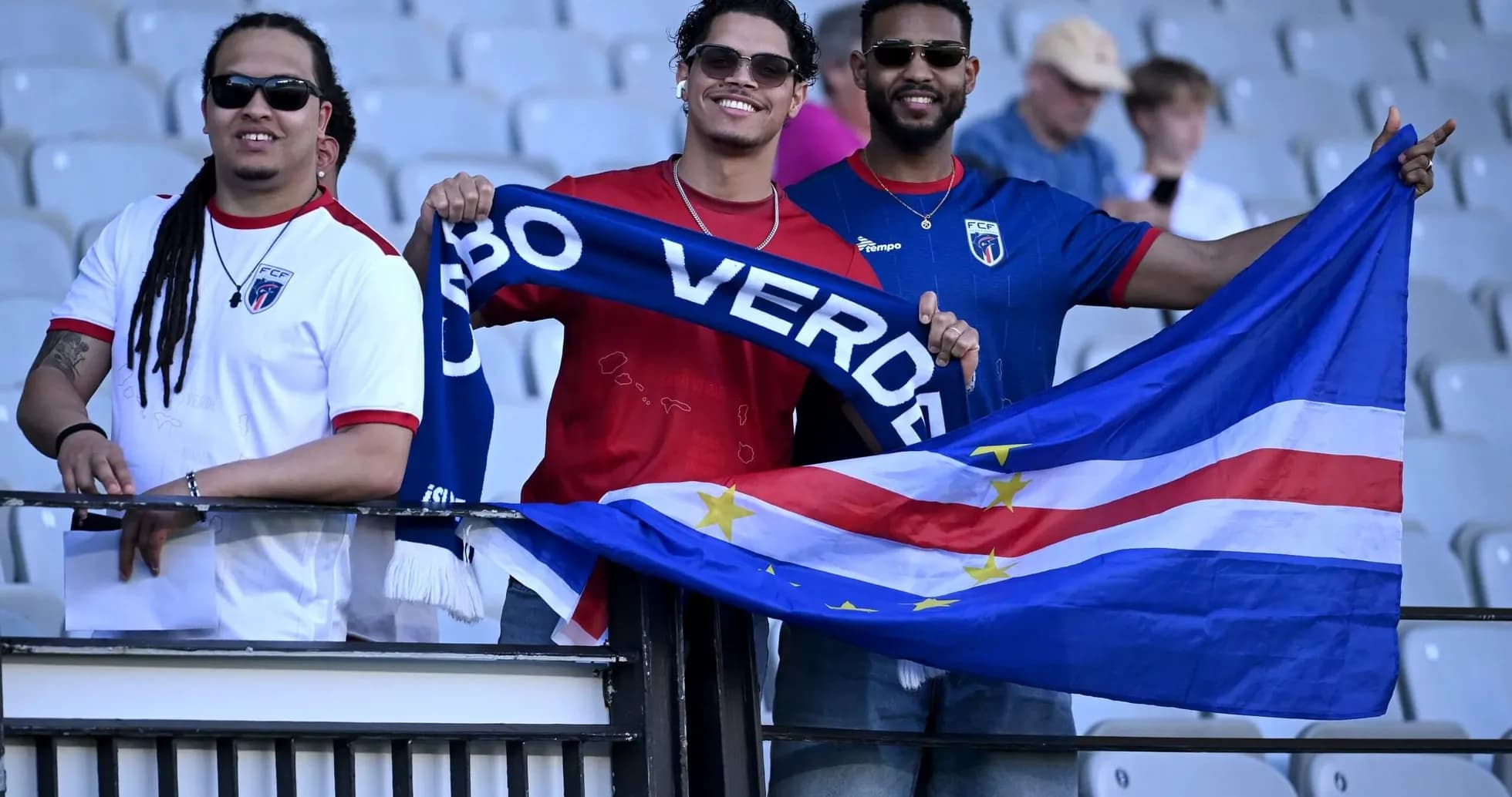 Aficionados con bandera de Cabo Verde en el estadio Aficionados con bandera de Cabo Verde en el estadio