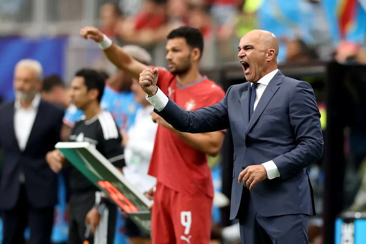 Entrenador dando instrucciones durante un partido Entrenador dando instrucciones durante un partido