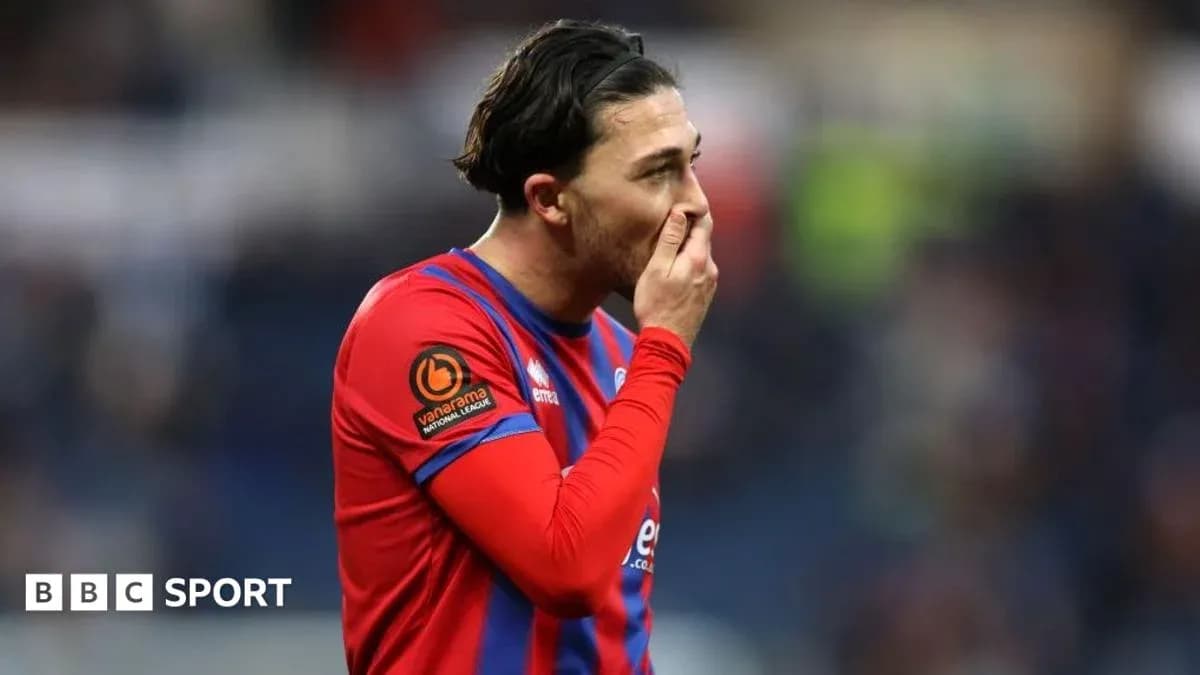 Jugador con camiseta roja, tocándose la cara Jugador con camiseta roja, tocándose la cara