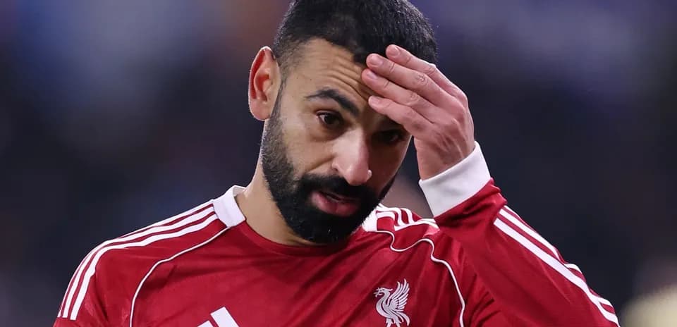 Jugador de Liverpool con camiseta roja, preocupado Jugador de Liverpool con camiseta roja, preocupado