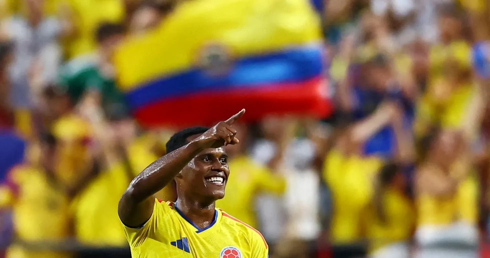 Jugador colombiano celebrando con afición durante partido Jugador colombiano celebrando con afición durante partido