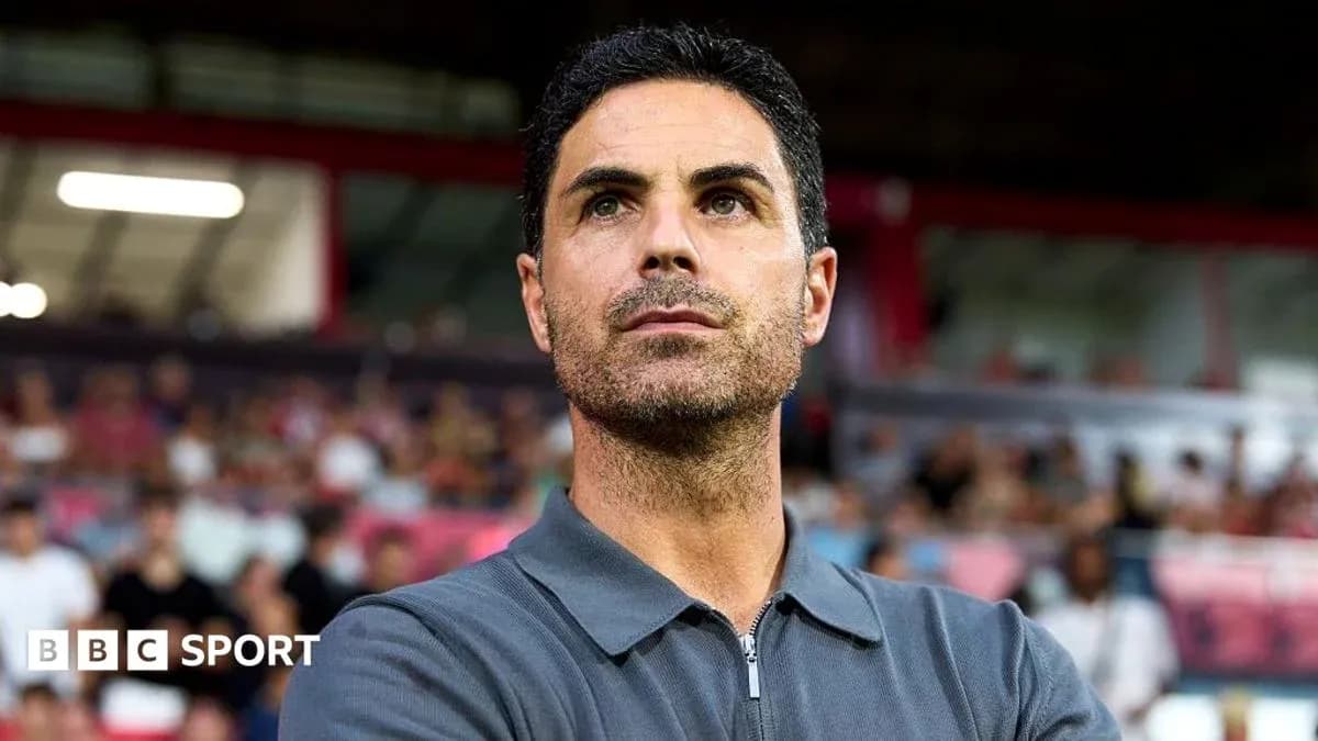 Entrenador observando el partido desde la línea Entrenador observando el partido desde la línea