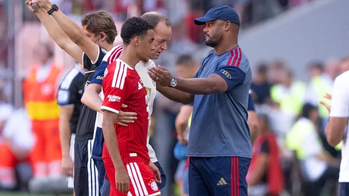 Jugador siendo atendido por el personal técnico durante el partido Jugador siendo atendido por el personal técnico durante el partido