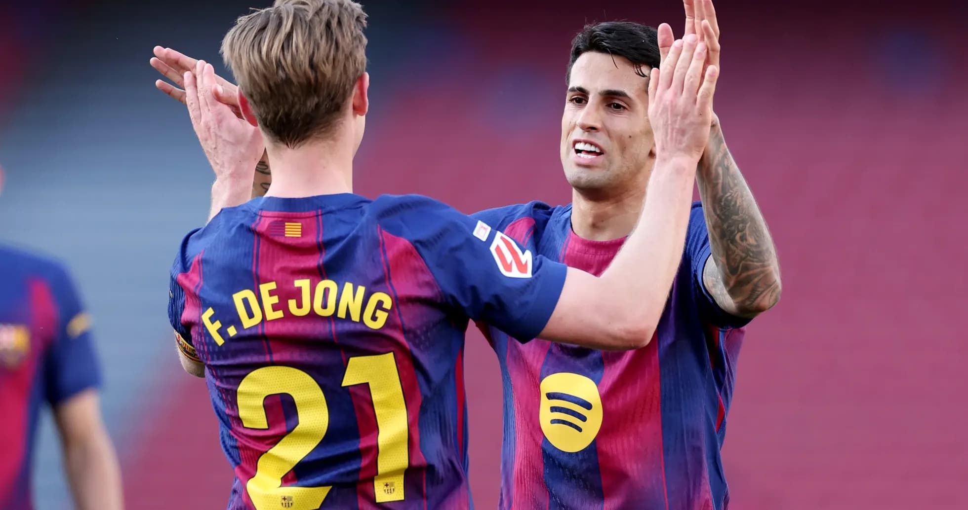 F. De Jong y compañero celebrando en el campo F. De Jong y compañero celebrando en el campo