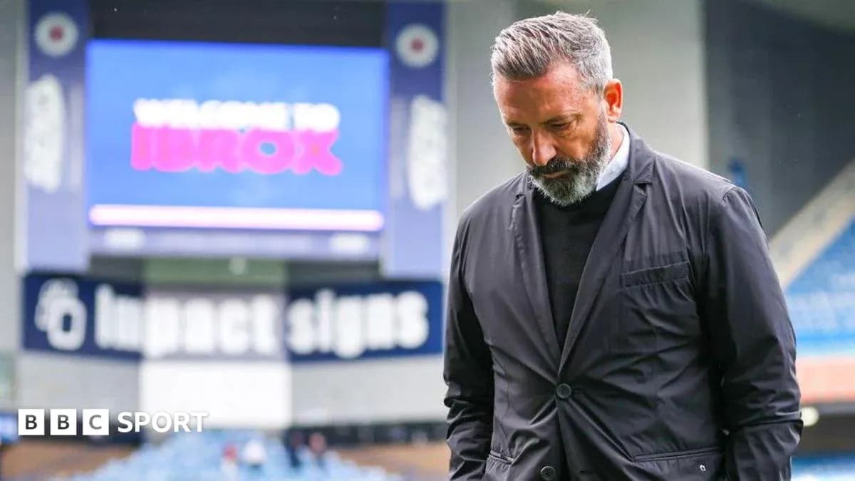 Entrenador caminando con la cabeza baja en Ibrox Entrenador caminando con la cabeza baja en Ibrox