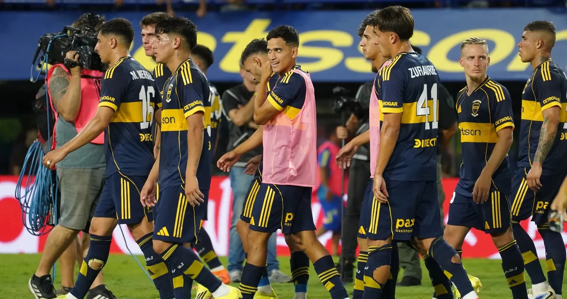 Jugadores de Boca Juniors saliendo del campo Jugadores de Boca Juniors saliendo del campo