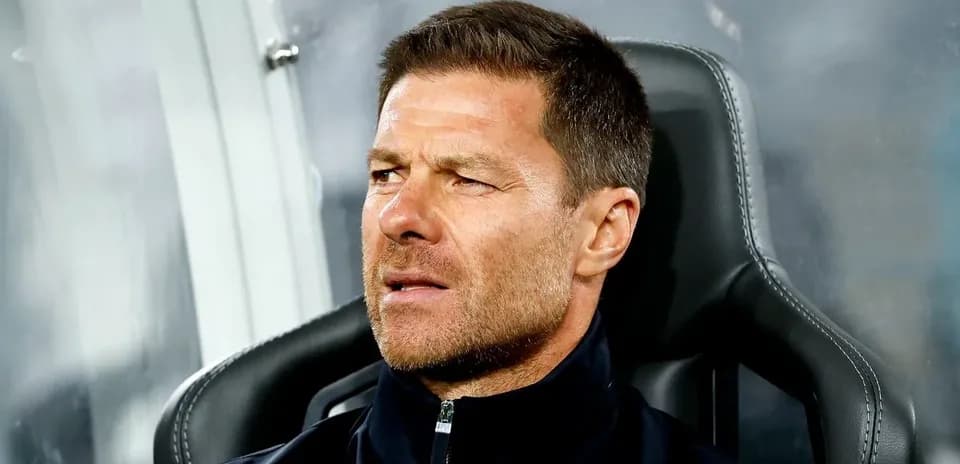 Entrenador sentado en el banquillo durante el partido Entrenador sentado en el banquillo durante el partido