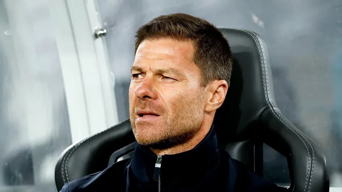 Entrenador sentado en el banquillo durante el partido Entrenador sentado en el banquillo durante el partido
