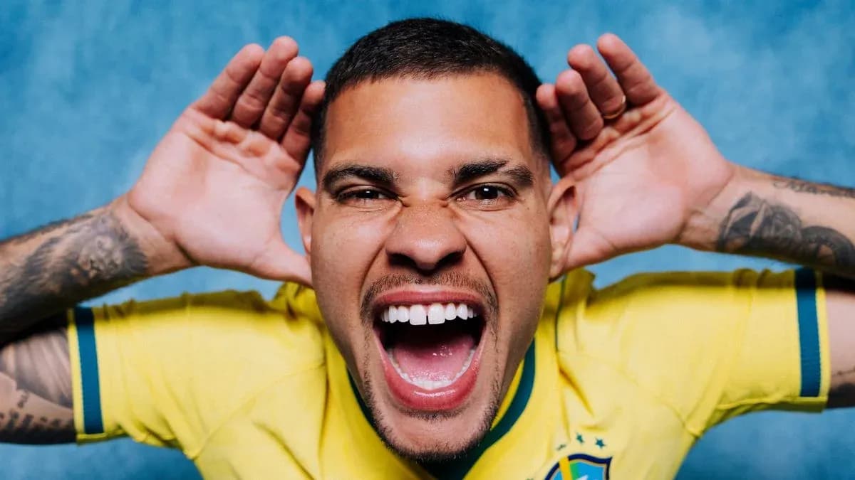 Jugador brasileño sonriendo con camiseta amarilla Jugador brasileño sonriendo con camiseta amarilla