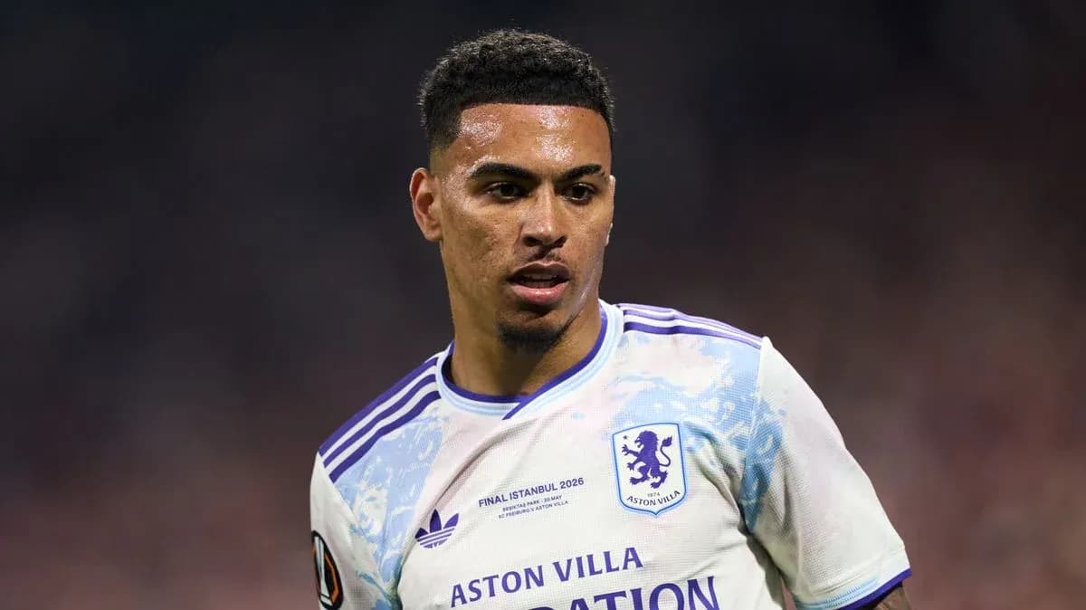 Jugador de Aston Villa en acción durante partido Jugador de Aston Villa en acción durante partido