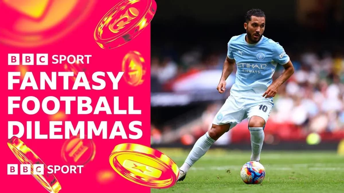 Jugador de Manchester City con balón en campo Jugador de Manchester City con balón en campo
