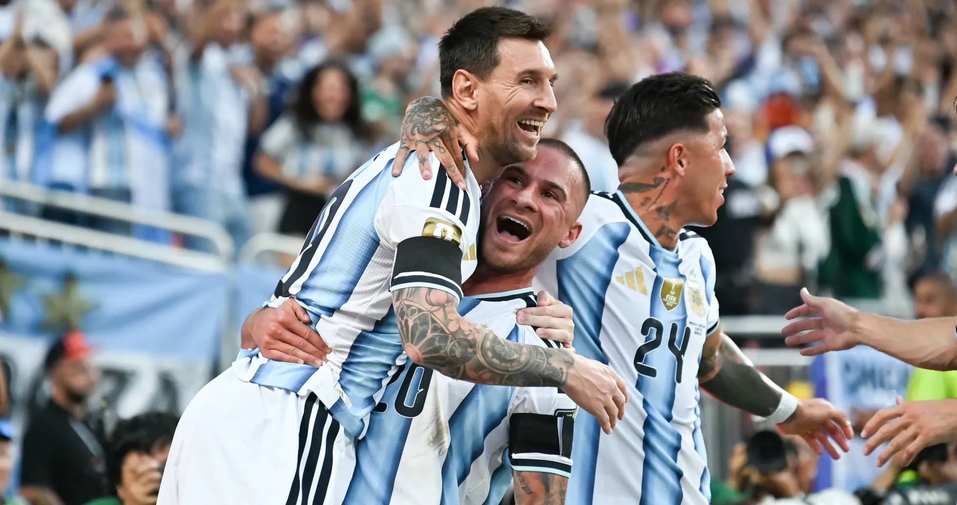 Jugadores de Argentina celebrando un gol juntos Jugadores de Argentina celebrando un gol juntos