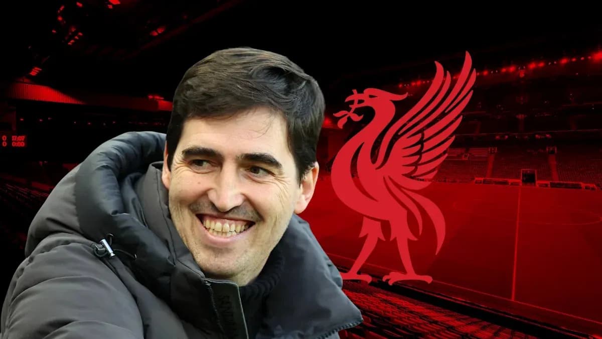Entrenador sonriendo frente al estadio de Liverpool Entrenador sonriendo frente al estadio de Liverpool