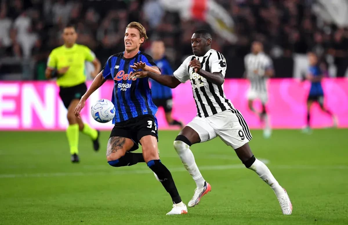 Jugador de Atalanta persiguiendo balón en partido Jugador de Atalanta persiguiendo balón en partido