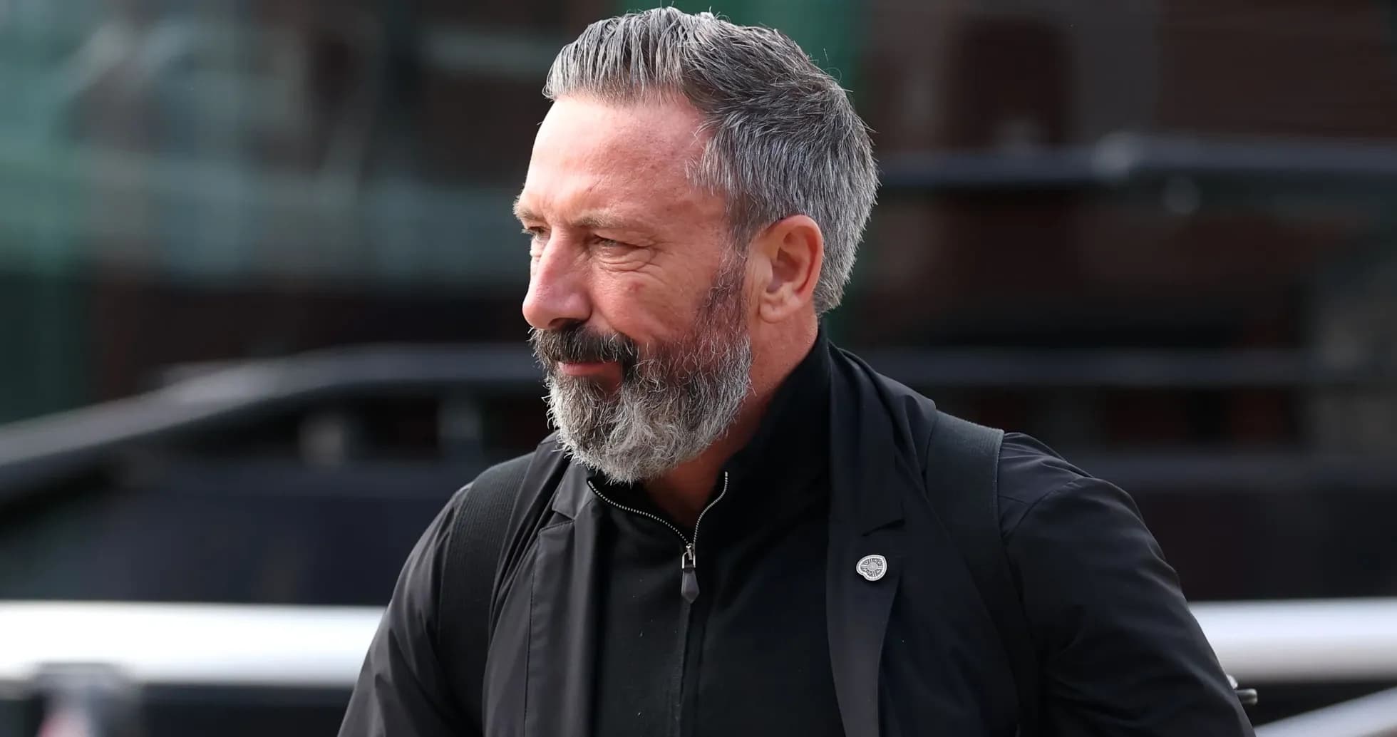 Hombre con barba y cabello gris caminando Hombre con barba y cabello gris caminando