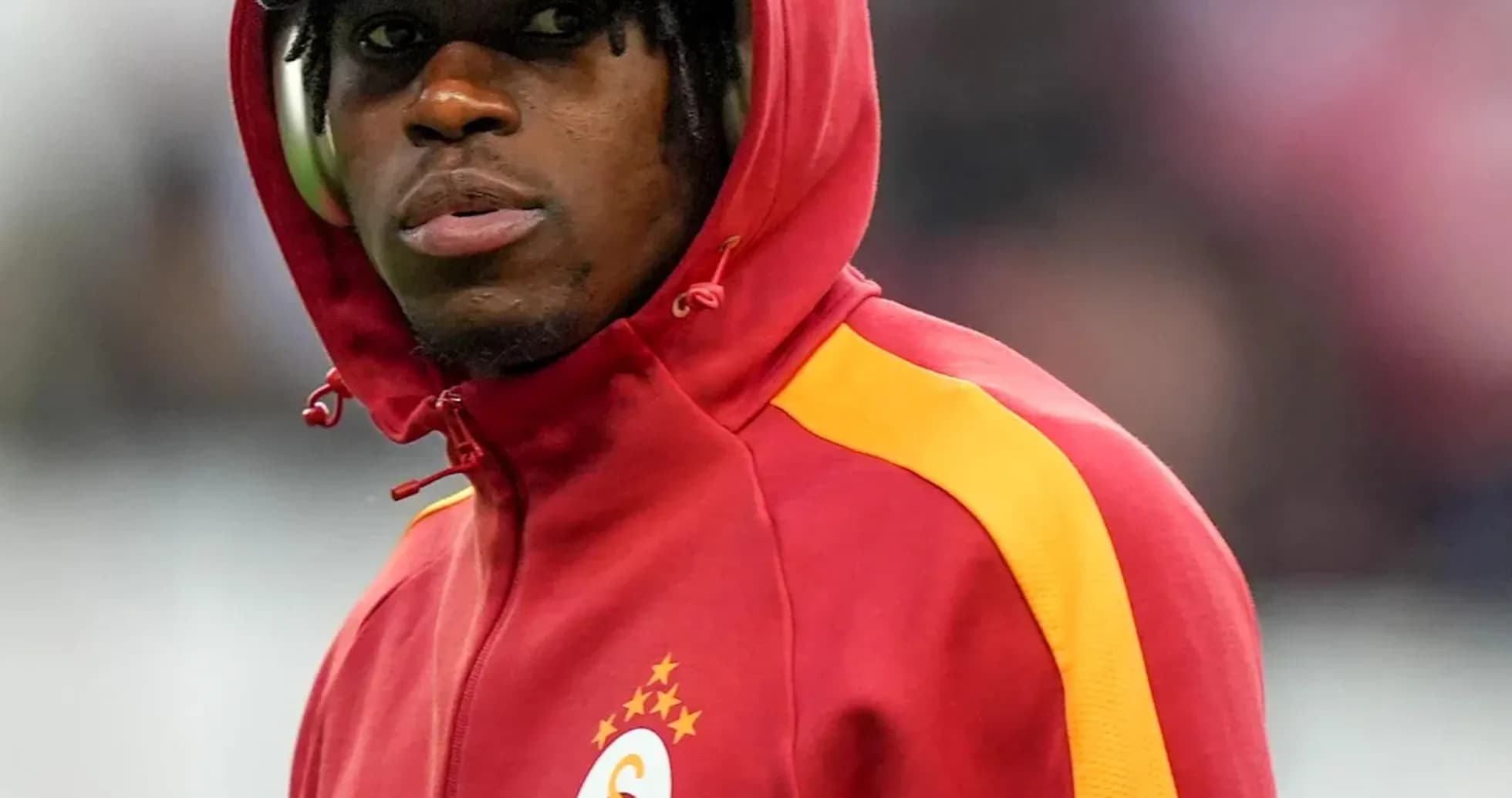Jugador de Galatasaray con capucha en el campo Jugador de Galatasaray con capucha en el campo