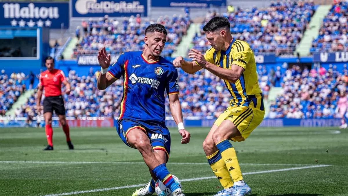 Jugador de Getafe en acción contra Oviedo Jugador de Getafe en acción contra Oviedo