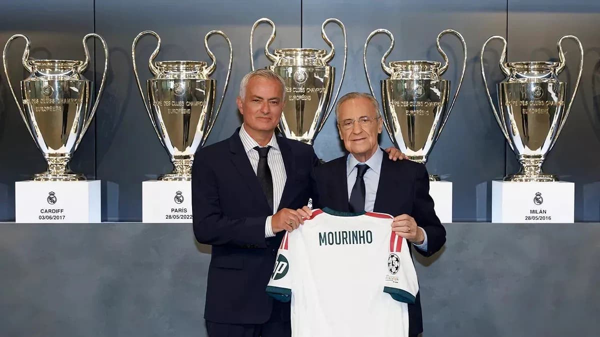 José Mourinho y presidente del Real Madrid con camiseta José Mourinho y presidente del Real Madrid con camiseta