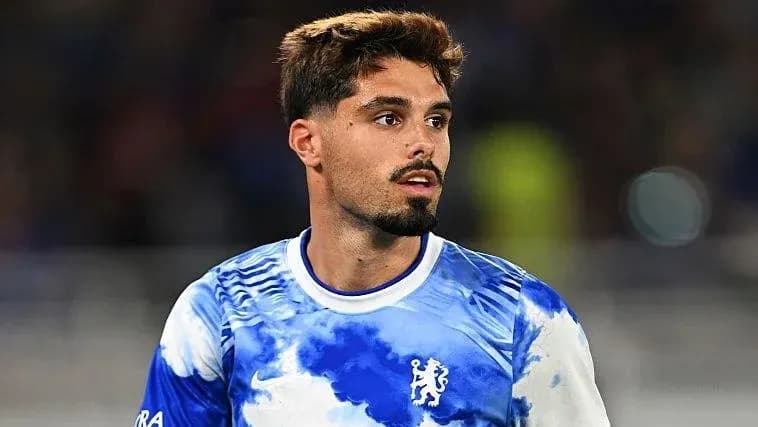 Jugador de Chelsea con camiseta de diseño colorido Jugador de Chelsea con camiseta de diseño colorido