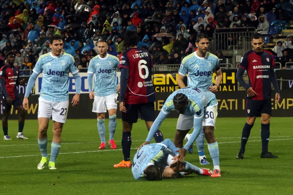 Jugadores de Juventus ayudando a un compañero caído Jugadores de Juventus ayudando a un compañero caído