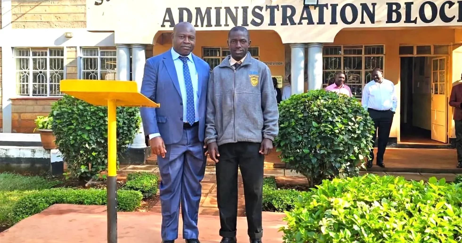 Dos hombres posando frente a la escuela secundaria St. Anthony's Dos hombres posando frente a la escuela secundaria St. Anthony's