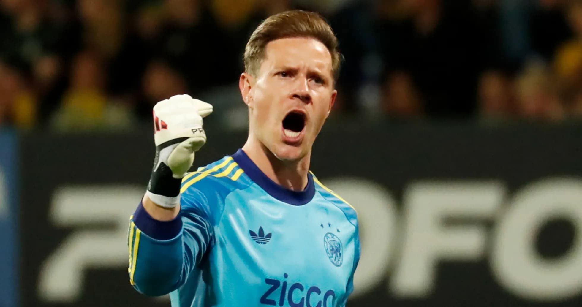 Portero de pie gritando durante el partido Portero de pie gritando durante el partido