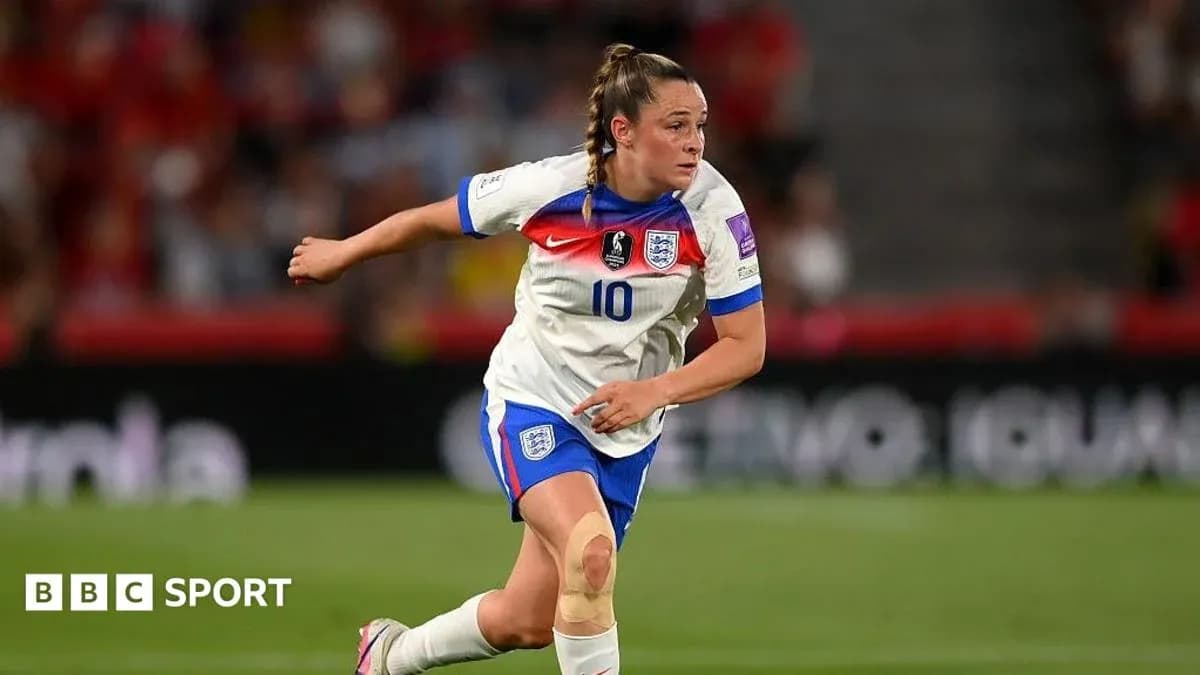 Jugadora de Inglaterra corriendo durante un partido Jugadora de Inglaterra corriendo durante un partido