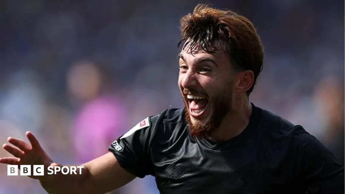 Jugador celebrando un gol durante el partido Jugador celebrando un gol durante el partido