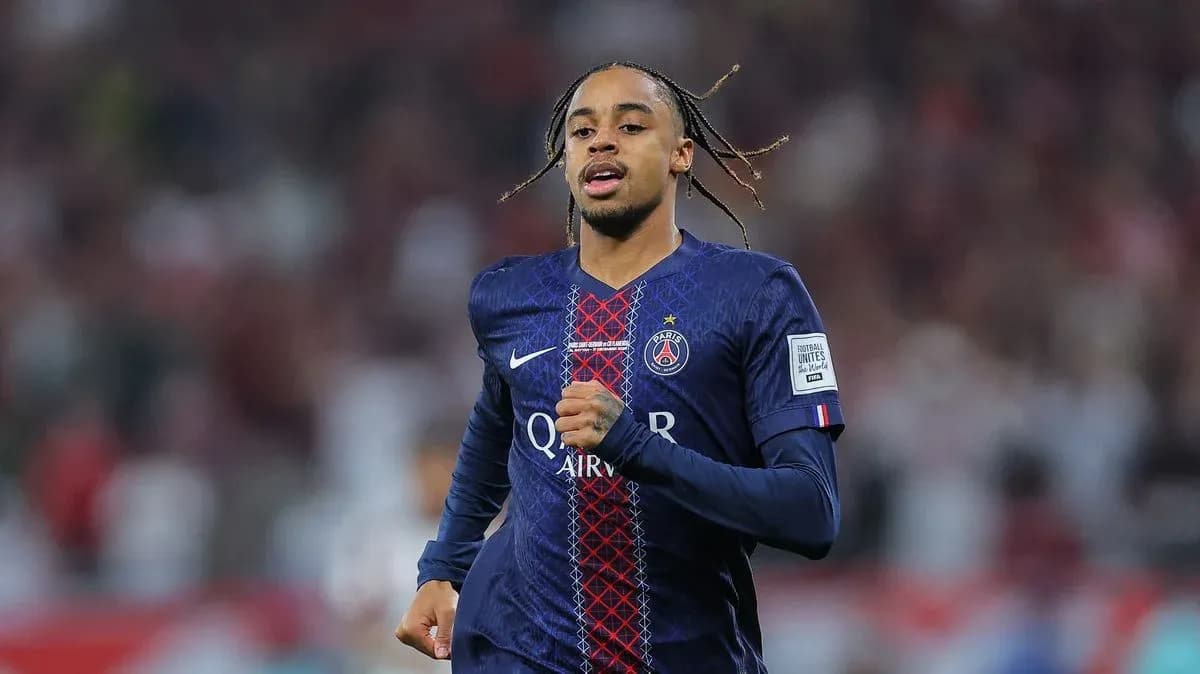 Jugador de PSG corriendo durante un partido Jugador de PSG corriendo durante un partido