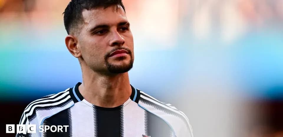 Jugador de Newcastle en el campo durante un partido Jugador de Newcastle en el campo durante un partido
