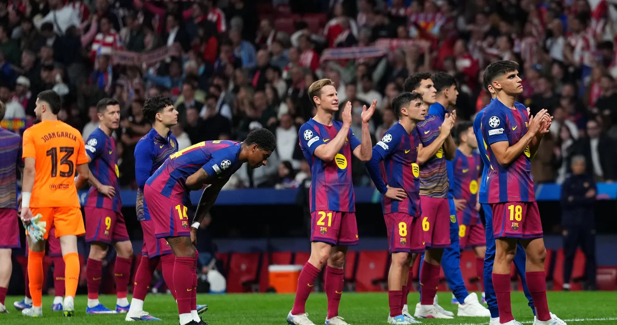 Jugadores del Barcelona aplaudiendo tras el partido Jugadores del Barcelona aplaudiendo tras el partido