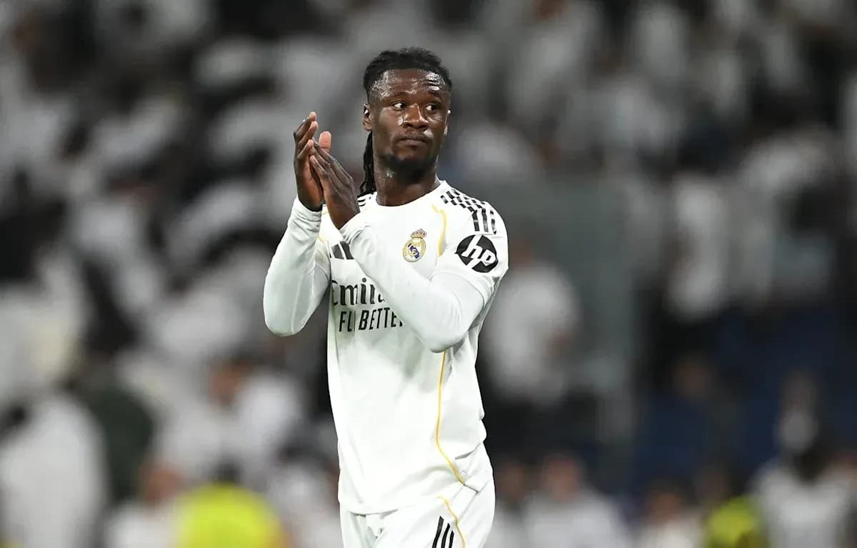 Jugador de Real Madrid aplaudiendo en el campo Jugador de Real Madrid aplaudiendo en el campo