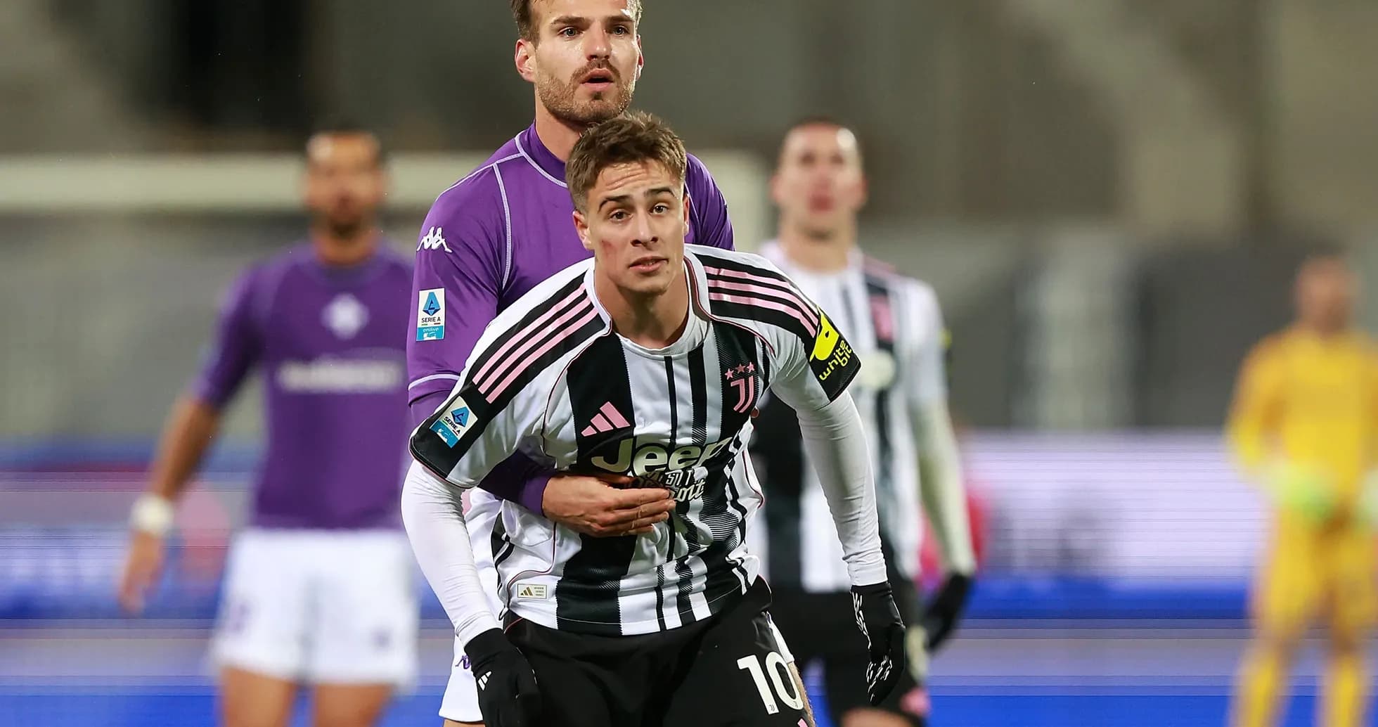 Jugadores compitiendo en partido de Juventus vs Fiorentina Jugadores compitiendo en partido de Juventus vs Fiorentina