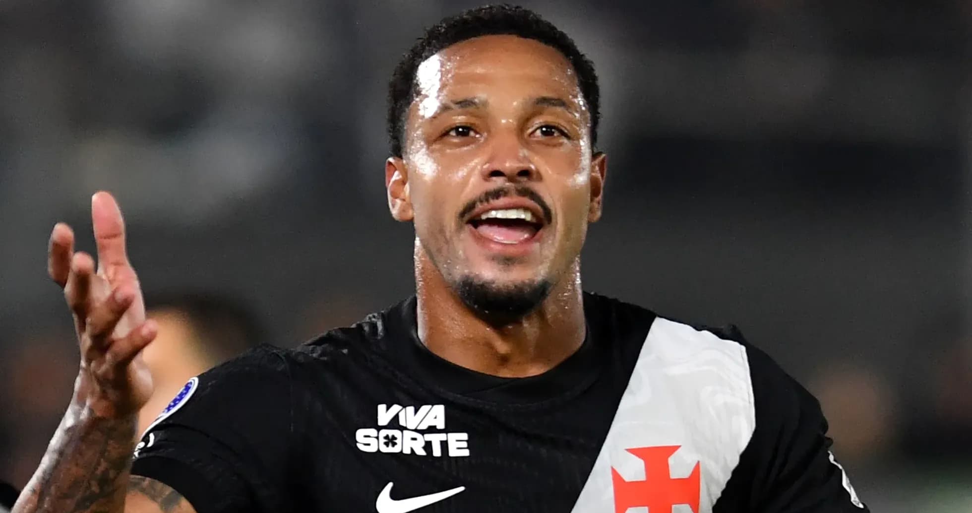Jugador celebrando con la camiseta de Vasco da Gama Jugador celebrando con la camiseta de Vasco da Gama