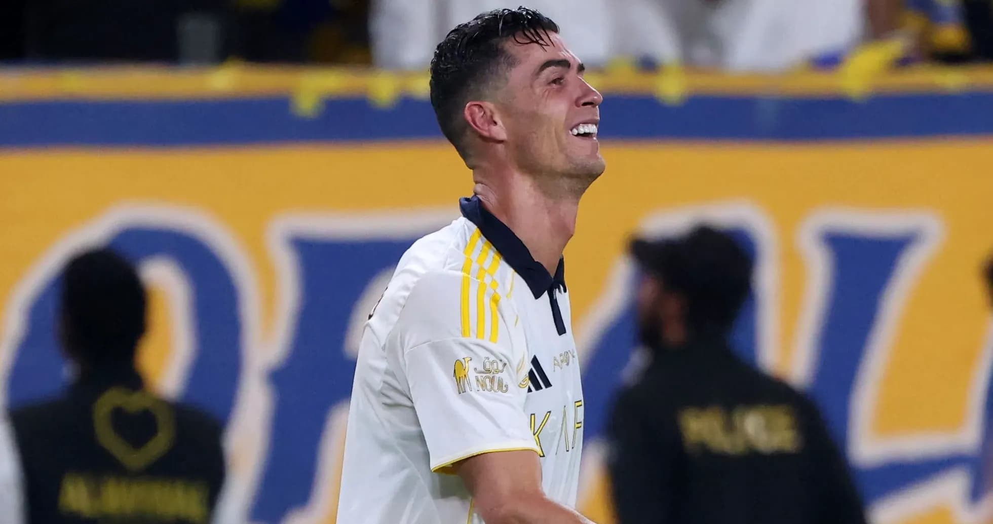 Cristiano Ronaldo sonriendo en el campo de juego Cristiano Ronaldo sonriendo en el campo de juego