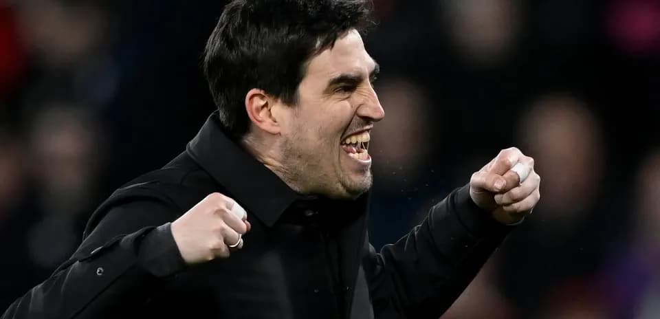 Entrenador celebrando un gol con los puños en alto Entrenador celebrando un gol con los puños en alto